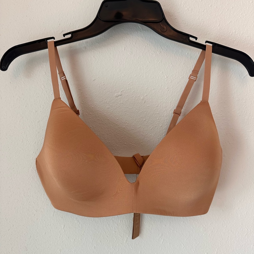 NWT- Skims wireless Tshirt Demi bra